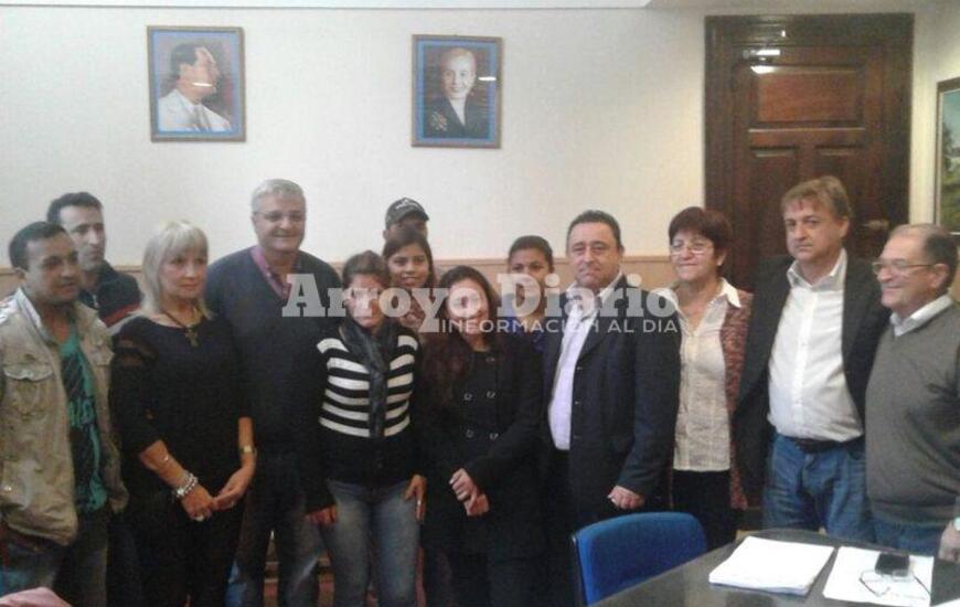 La foto tras la firma de los convenios con Grimoldi. Foto: Gentileza Nicol&aacute;s Trabaina