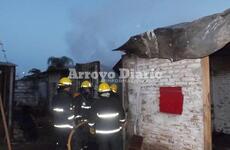 Los bomberos trabajando en el lugar del incendio.