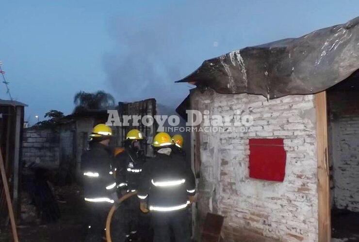 Los bomberos trabajando en el lugar del incendio.