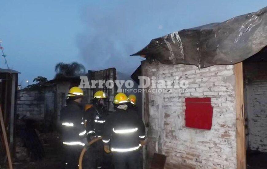 Los bomberos trabajando en el lugar del incendio.