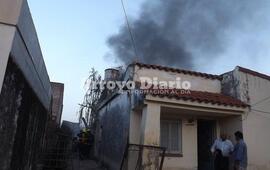 Desde el fondo. Una nube espesa d humo emanaba del interior de la vivienda