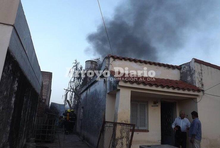 Desde el fondo. Una nube espesa d humo emanaba del interior de la vivienda