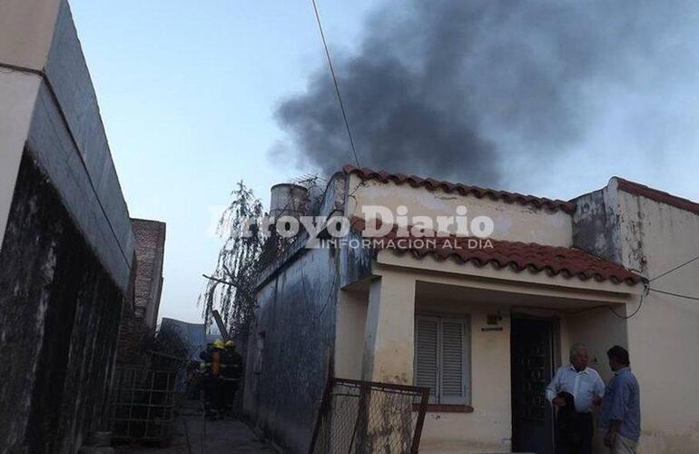 Desde el fondo. Una nube espesa d humo emanaba del interior de la vivienda