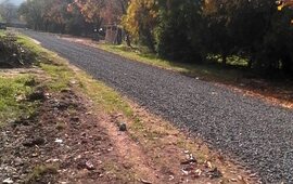 En camino. Los arreglos y escoriado recién se iniciaron pero el objetivo del municipio es hacer lo mismo en otras calles intransitables. Foto: Enviada por vecina