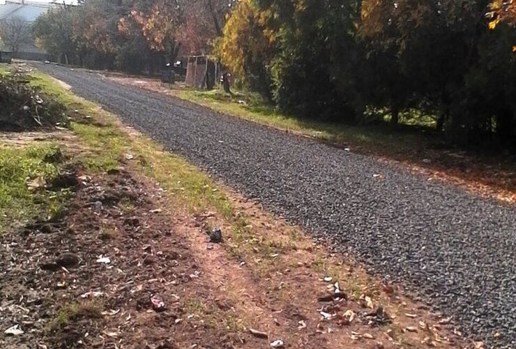 En camino. Los arreglos y escoriado recién se iniciaron pero el objetivo del municipio es hacer lo mismo en otras calles intransitables. Foto: Enviada por vecina