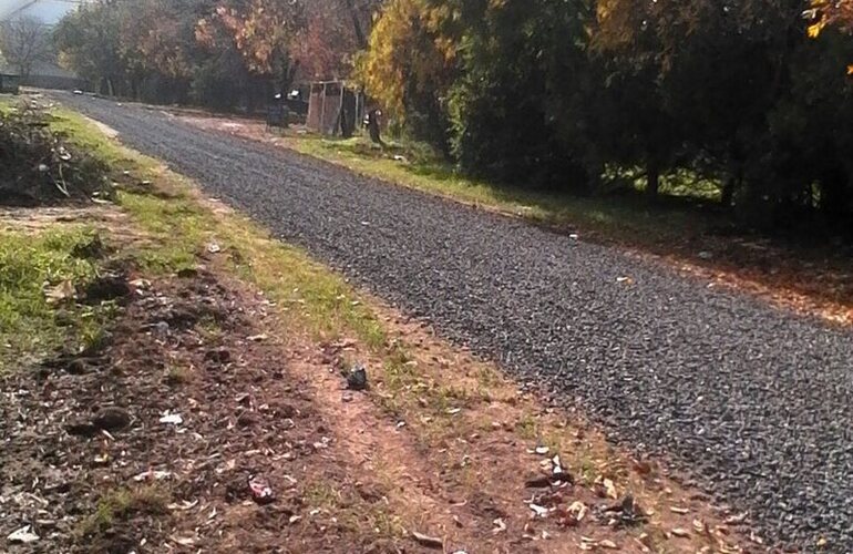 En camino. Los arreglos y escoriado recién se iniciaron pero el objetivo del municipio es hacer lo mismo en otras calles intransitables. Foto: Enviada por vecina