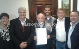 En el despacho. El Intendente Esper lo recibió en su despacho junto a su gabinete municipal. Foto: Nicolás Trabaina
