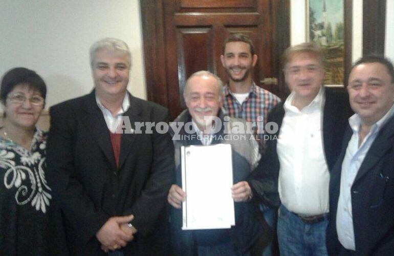 En el despacho. El Intendente Esper lo recibi&oacute; en su despacho junto a su gabinete municipal. Foto: Nicol&aacute;s Trabaina