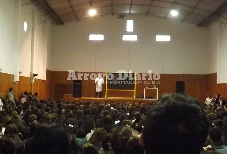 Sobre el escenario. Miroli ante una sala colmada de adolescentes.