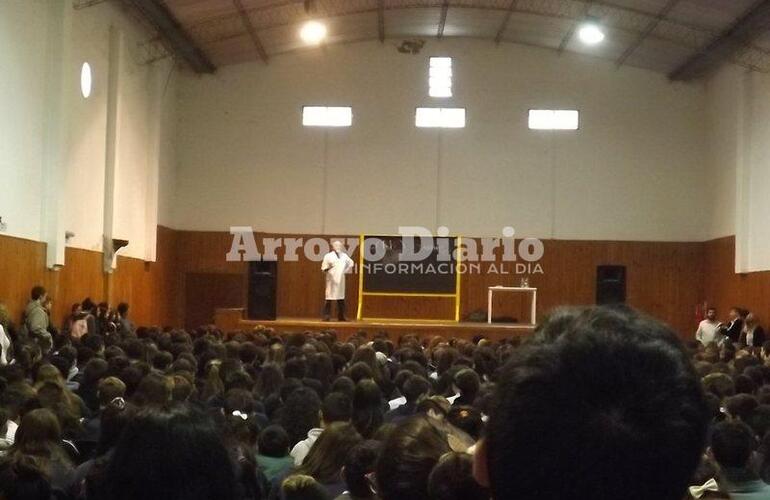 Sobre el escenario. Miroli ante una sala colmada de adolescentes.