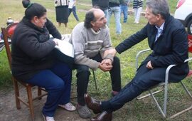 Far&iacute;as cont&oacute; que el presidente tiene sus 100 pesos en un marco. Foto: Aire Libre Acebal