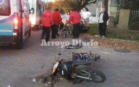En el lugar. AMAS atendió a la mujer que se movilizaba en moto.