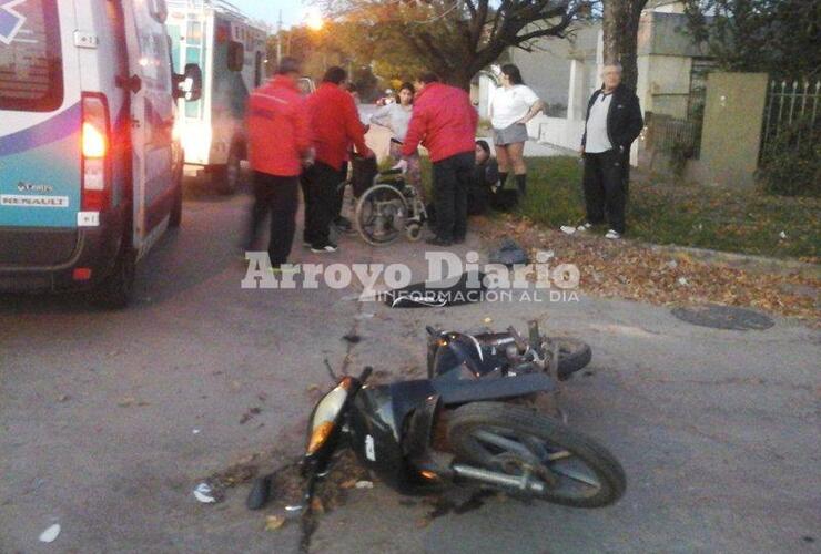 En el lugar. AMAS atendió a la mujer que se movilizaba en moto.