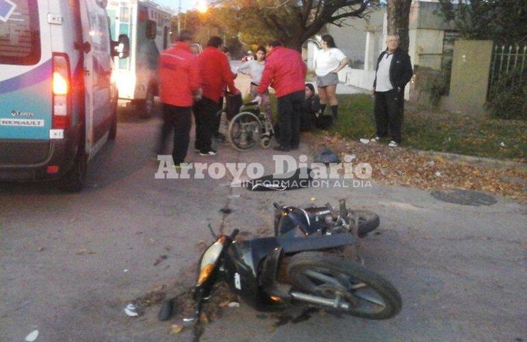 En el lugar. AMAS atendió a la mujer que se movilizaba en moto.