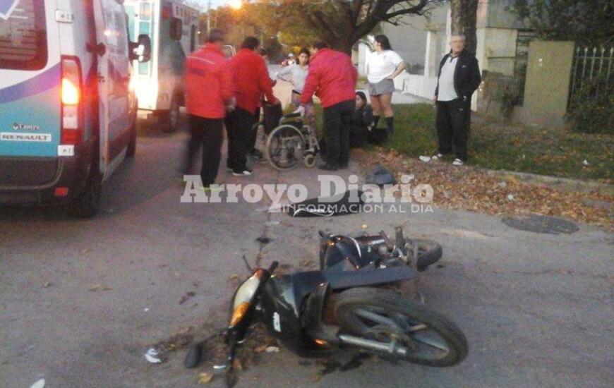 En el lugar. AMAS atendió a la mujer que se movilizaba en moto.