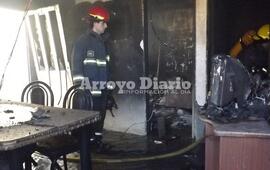 Imparable. El fuego arrasó con todo a su paso y pese al esfuerzo de los bomberos nada se puedo salvar.