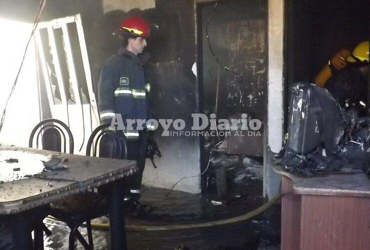 Imparable. El fuego arrasó con todo a su paso y pese al esfuerzo de los bomberos nada se puedo salvar.