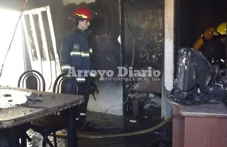 Imparable. El fuego arrasó con todo a su paso y pese al esfuerzo de los bomberos nada se puedo salvar.