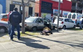 El auto estaba estacionado frente a un destacamento de la Policía Comunitaria. Foto: Rosario3.com