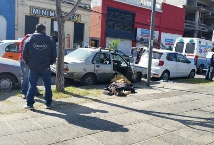 El auto estaba estacionado frente a un destacamento de la Policía Comunitaria. Foto: Rosario3.com