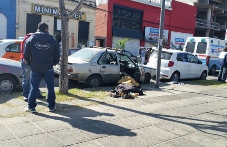 El auto estaba estacionado frente a un destacamento de la Policía Comunitaria. Foto: Rosario3.com