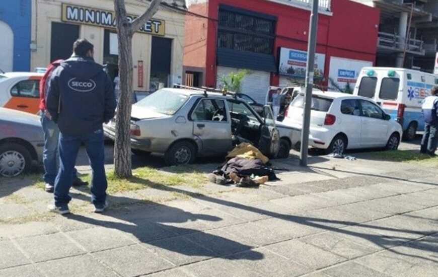 El auto estaba estacionado frente a un destacamento de la Polic&iacute;a Comunitaria. Foto: Rosario3.com