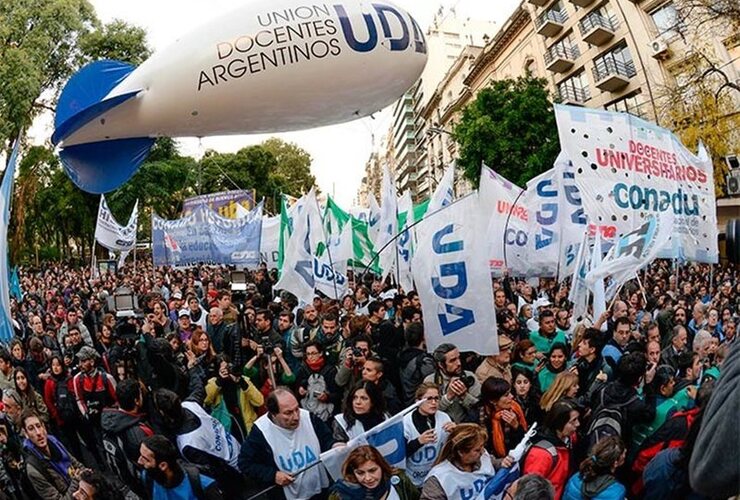 Imagen de Multitudinaria marcha por la educación pública universitaria