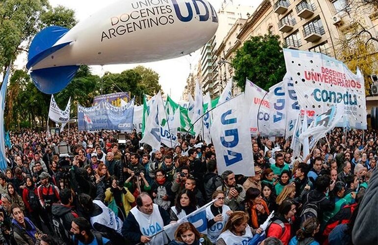 Imagen de Multitudinaria marcha por la educación pública universitaria