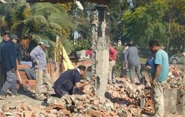 Gran gesto solidario. Familiares y amigos de la familia damnificada pusieron manos a la obra. Foto: Notilagos.