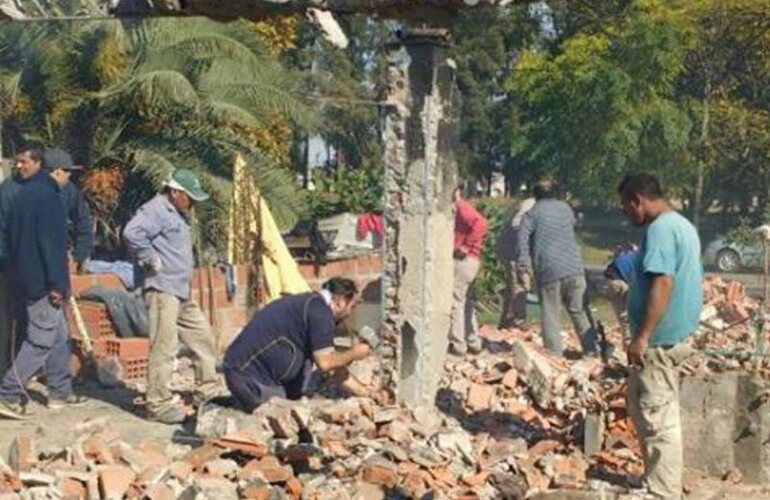 Gran gesto solidario. Familiares y amigos de la familia damnificada pusieron manos a la obra. Foto: Notilagos.