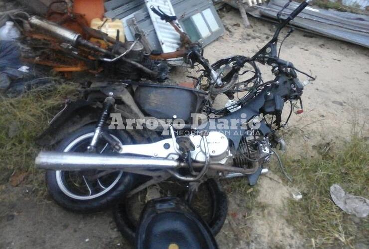 Imagen de Accidente: Una moto y un auto chocan sobre ruta 21