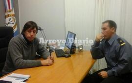 Reunidos y preocupados. Rodolfo Stangoni y el Comisario Ramón Pérez Clemente en la comuna. Foto: Archivo AD