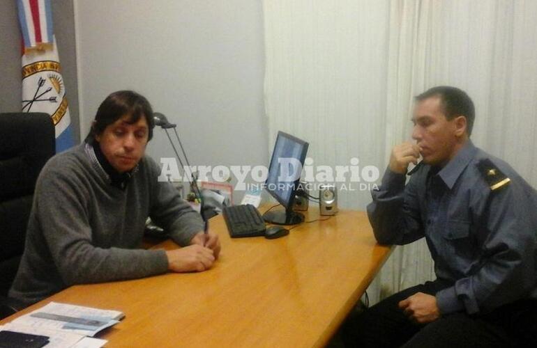 Reunidos y preocupados. Rodolfo Stangoni y el Comisario Ramón Pérez Clemente en la comuna. Foto: Archivo AD Reunidos y preocupados. Rodolfo Stangoni y el Comisario Ramón Pérez Clemente en la comuna. Foto: Archivo AD