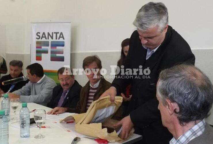 Parte del acto. El intendente Nizar Esper durante la apertura de uno de los sobres.