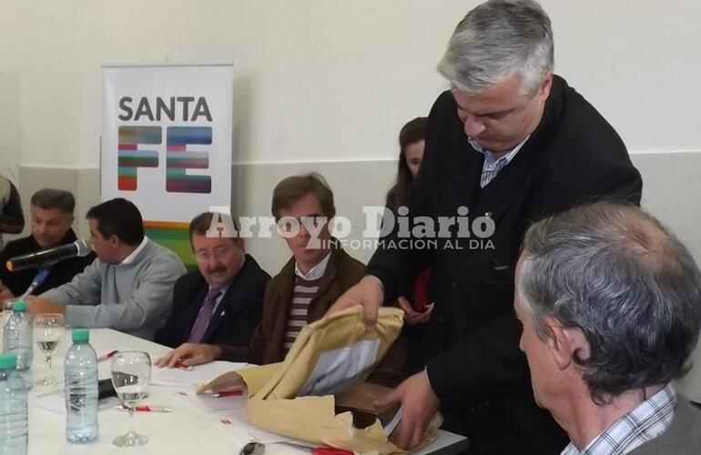 Parte del acto. El intendente Nizar Esper durante la apertura de uno de los sobres.