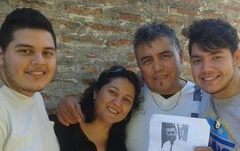 Junto a su familia. La imagen que ya comenzó a viralizarse por las redes sociales