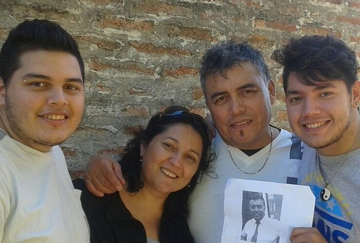 Junto a su familia. La imagen que ya comenzó a viralizarse por las redes sociales