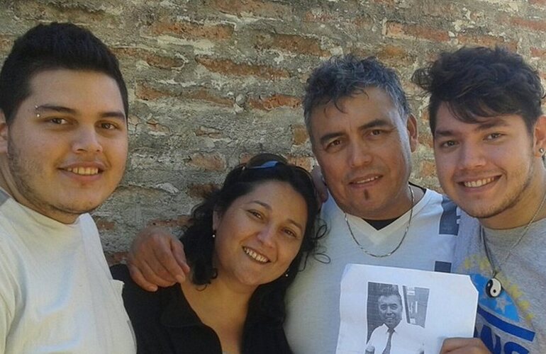 Junto a su familia. La imagen que ya comenzó a viralizarse por las redes sociales