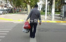 Caminando. As&iacute; se retiraba el vecino despu&eacute;s de pasar por el palacio municipal.