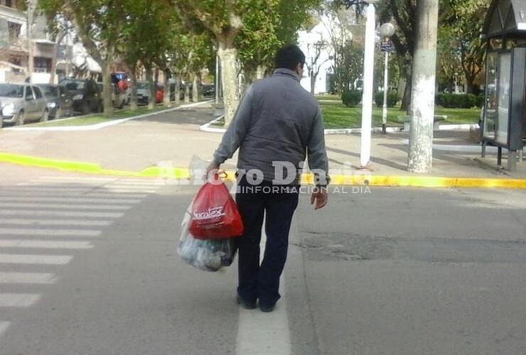 Caminando. Así se retiraba el vecino después de pasar por el palacio municipal.