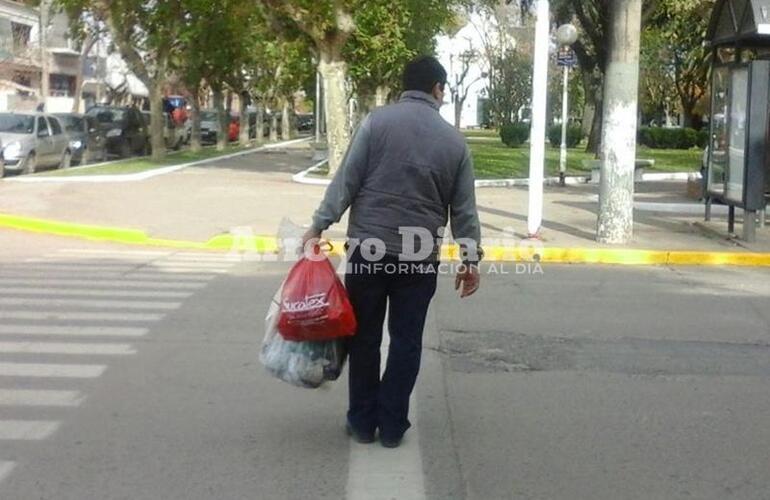 Caminando. Así se retiraba el vecino después de pasar por el palacio municipal.