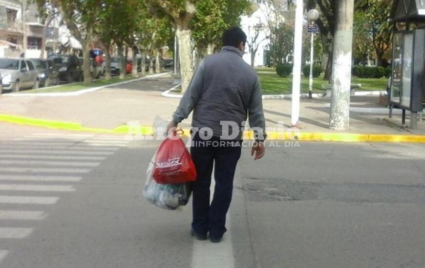Caminando. Así se retiraba el vecino después de pasar por el palacio municipal.