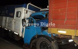 Así quedó la cabina del camión que colisionó la parte trasera de otro.