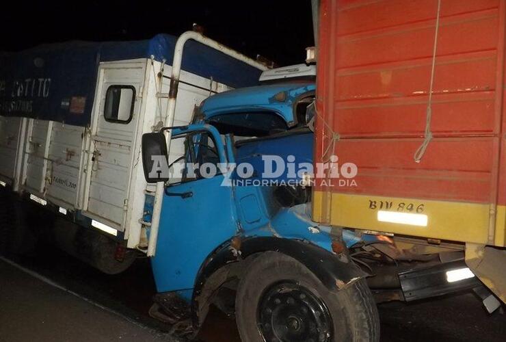 Así quedó la cabina del camión que colisionó la parte trasera de otro.