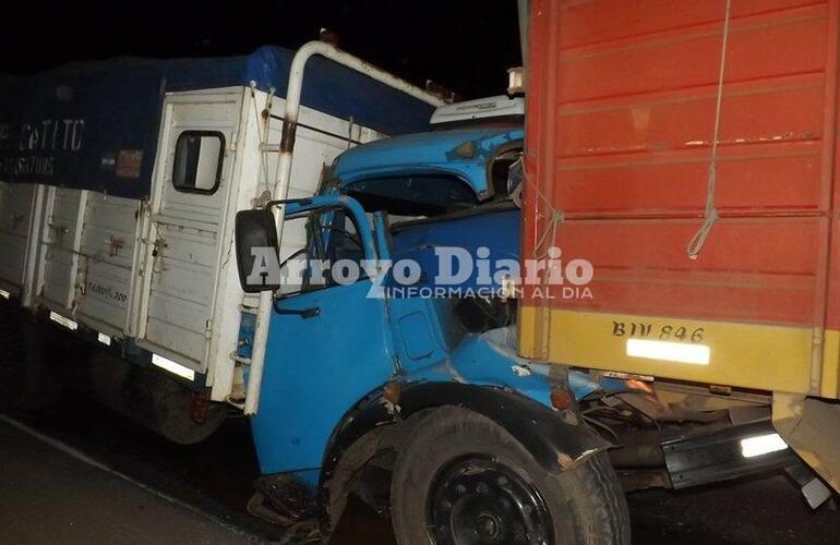 Así quedó la cabina del camión que colisionó la parte trasera de otro.