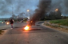 Familiares del chofer baleado imped&iacute;a el paso vehicular. Twitter @MumiYadanza