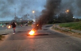Familiares del chofer baleado impedía el paso vehicular. Twitter @MumiYadanza