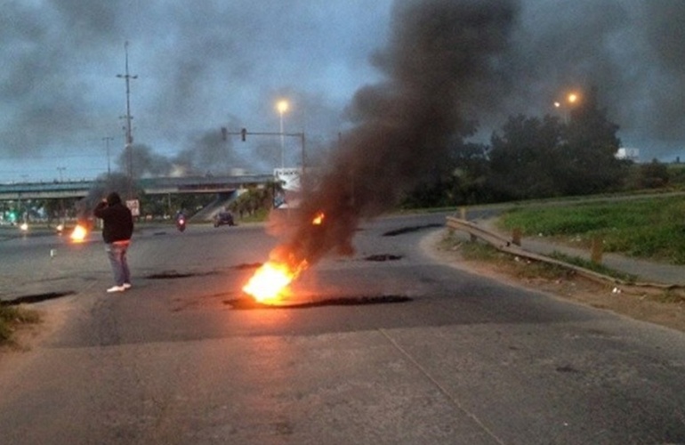 Familiares del chofer baleado imped&iacute;a el paso vehicular. Twitter @MumiYadanza
