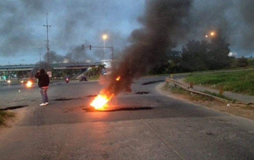 Familiares del chofer baleado imped&iacute;a el paso vehicular. Twitter @MumiYadanza