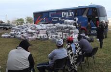 En el destacamento local. Los detenidos junto al colectivo y al personal de Gendarmería que trabajaba en el lugar.